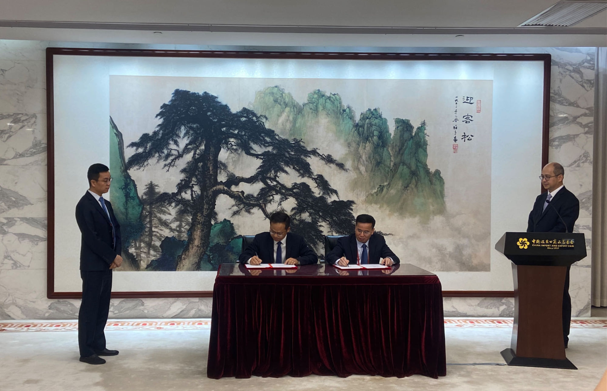 On May 3, 2024, the signing ceremony for partners of the Canton Fair's "Trade Bridge" program was held.